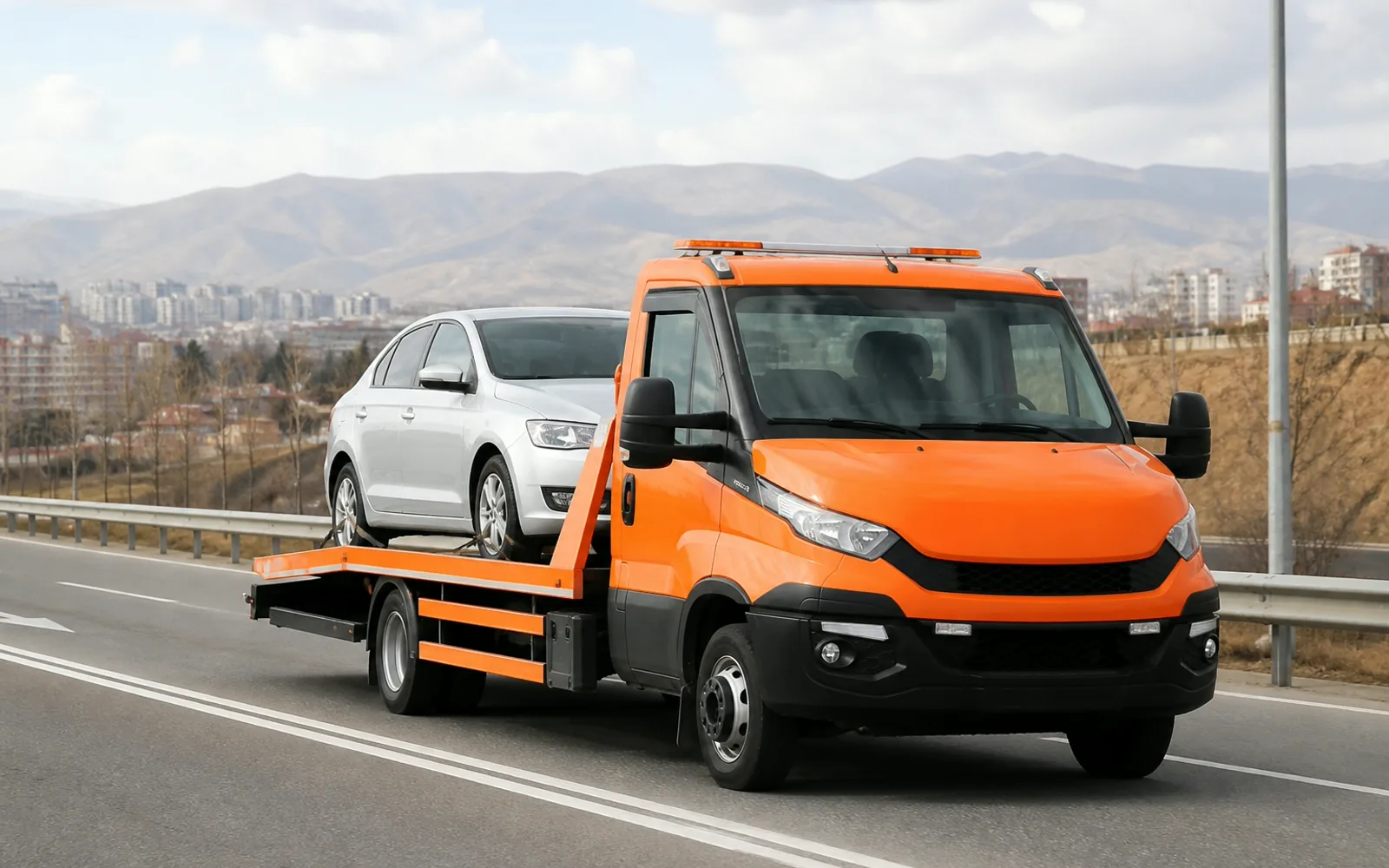 Motosikletin teker sabitleme ve kayışlarla platformda taşınması
